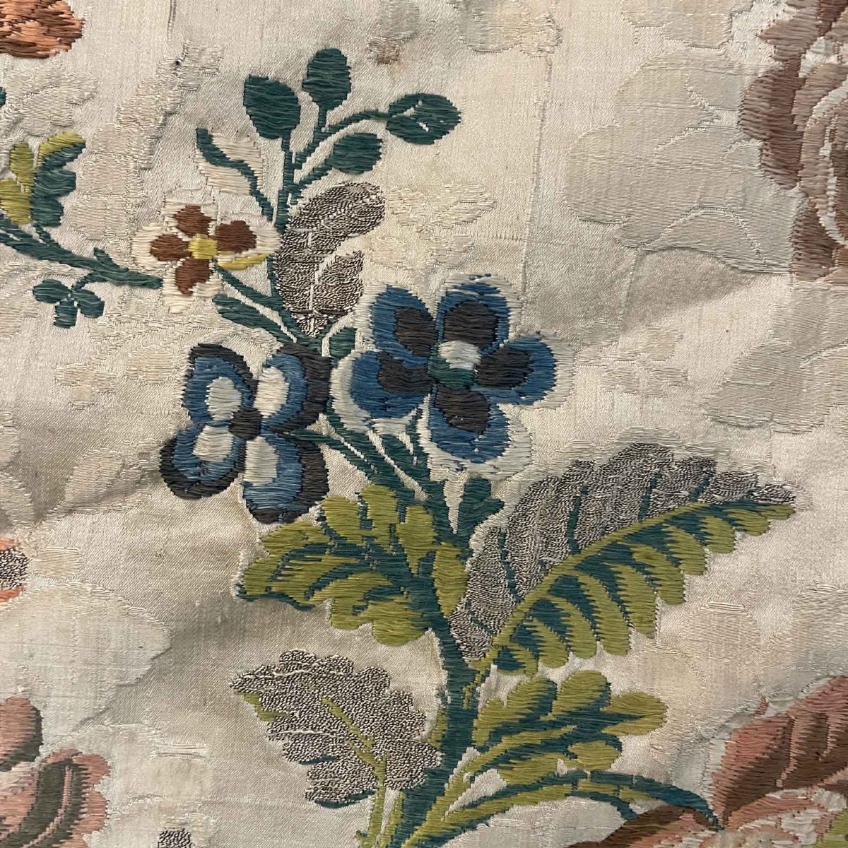 Round Embroidered Tablecloth From The 1700s-photo-3
