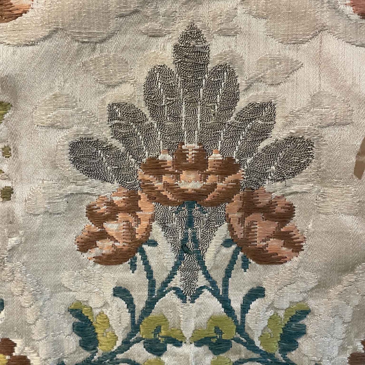 Round Embroidered Tablecloth From The 1700s-photo-4