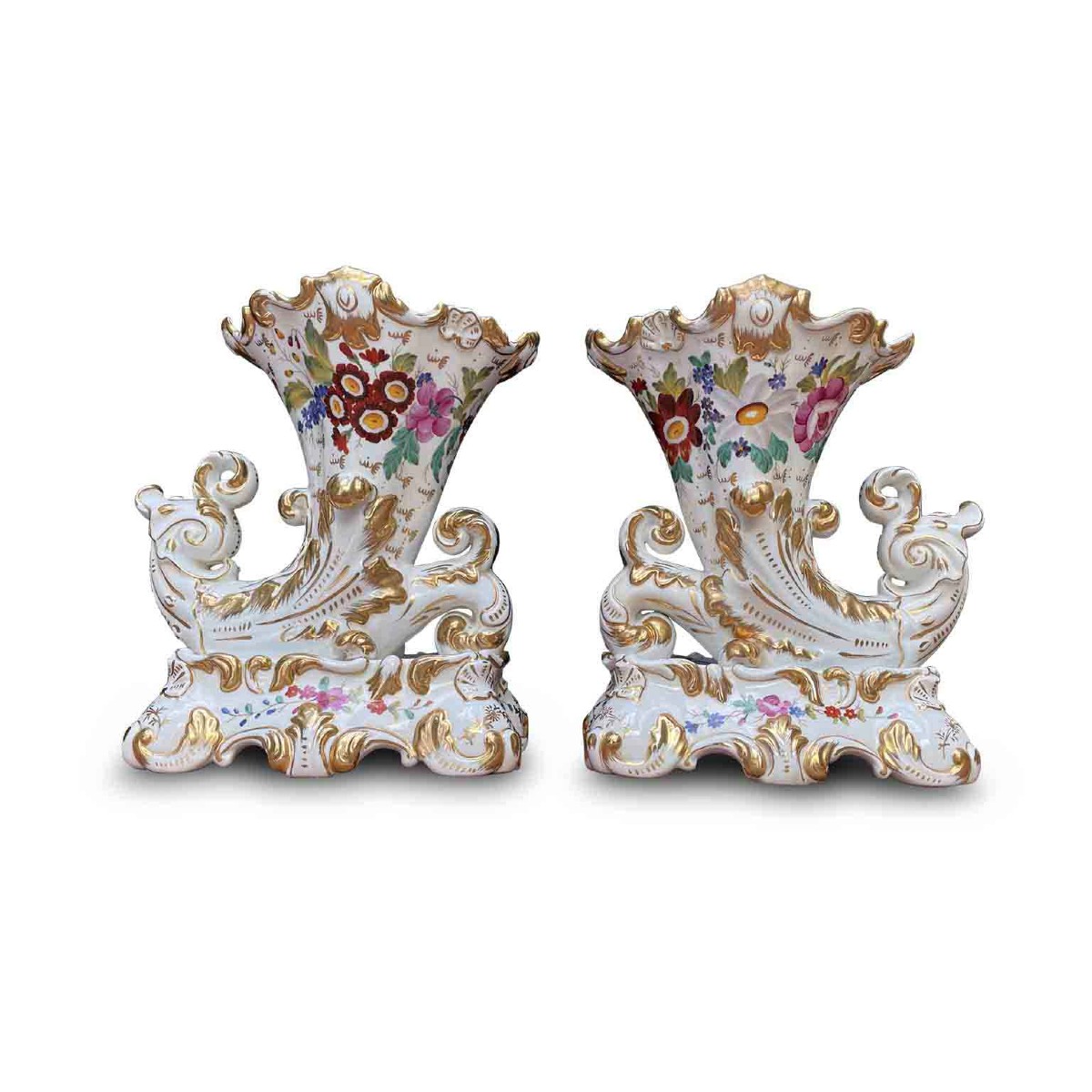 Paire de vases en forme de corne d'abondance en porcelaine  fin du XIXe siècle