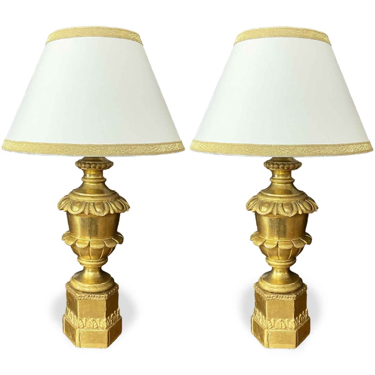 Paire de Lampes de Table Italiennes Empire  en Bois Sculpté et Doré XIXe siècle