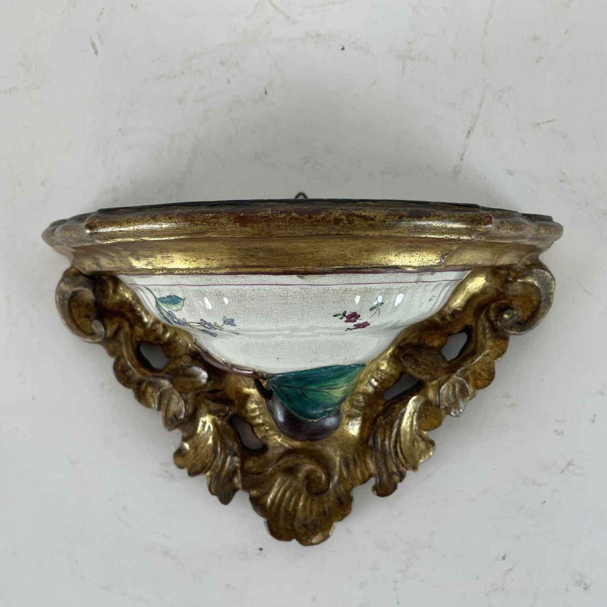 Paire d'étagères anciennes dorées avec majolique datant de 1700-photo-2