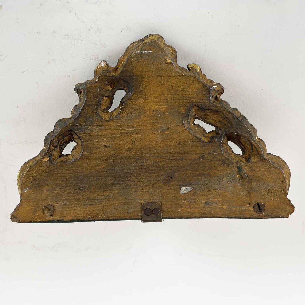 Paire d'étagères anciennes dorées avec majolique datant de 1700-photo-1
