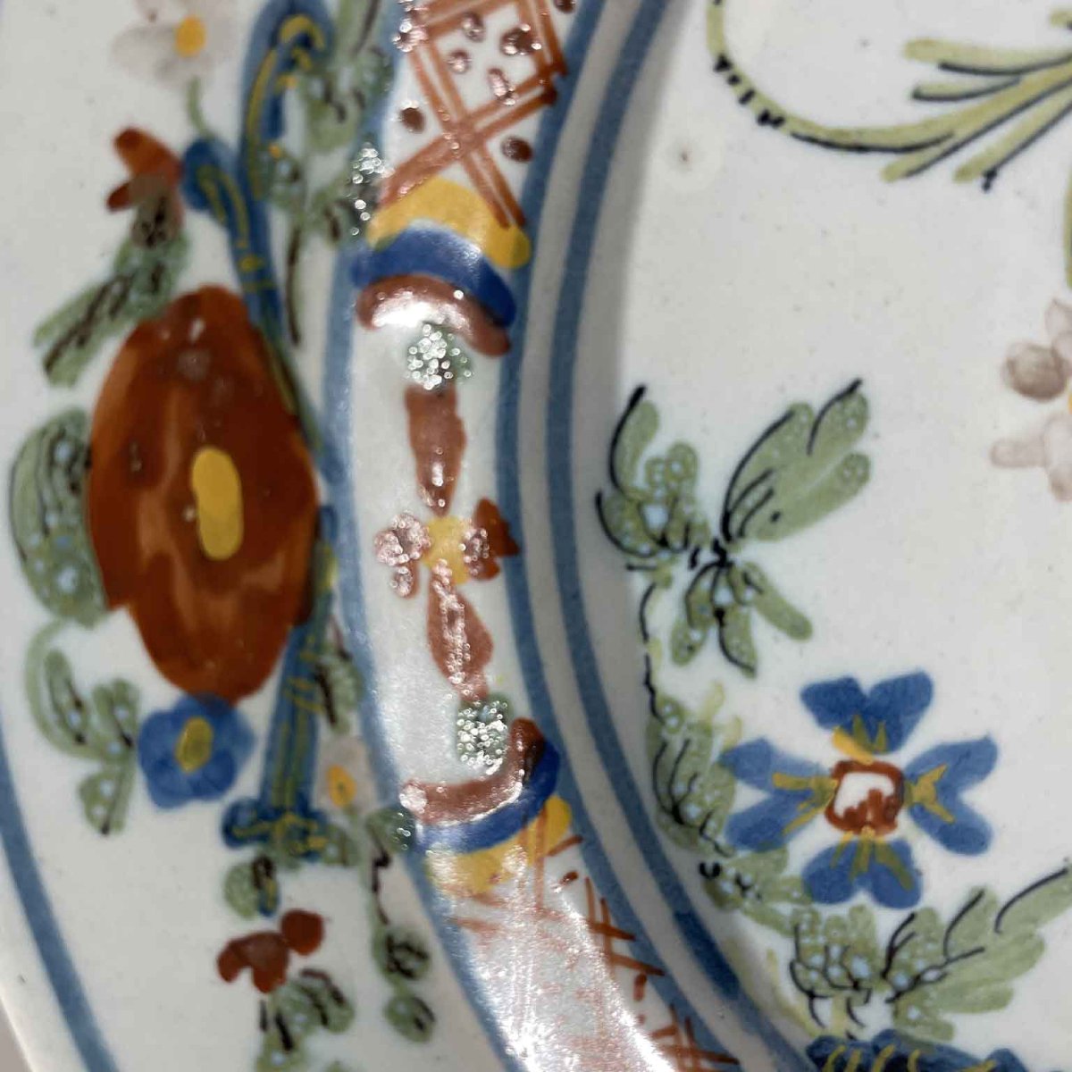 Pair Of Majolica Plates With Carnation Decoration Manufactured By Ferniani Faenza-photo-3