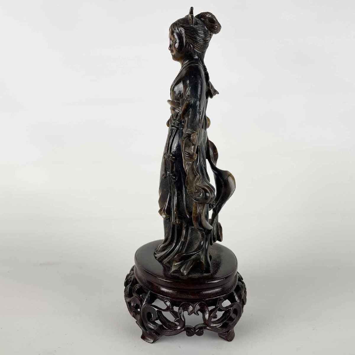 Figure de femme avec fleur sculptée dans de l'œil de tigre Chine, vers 1960-photo-2