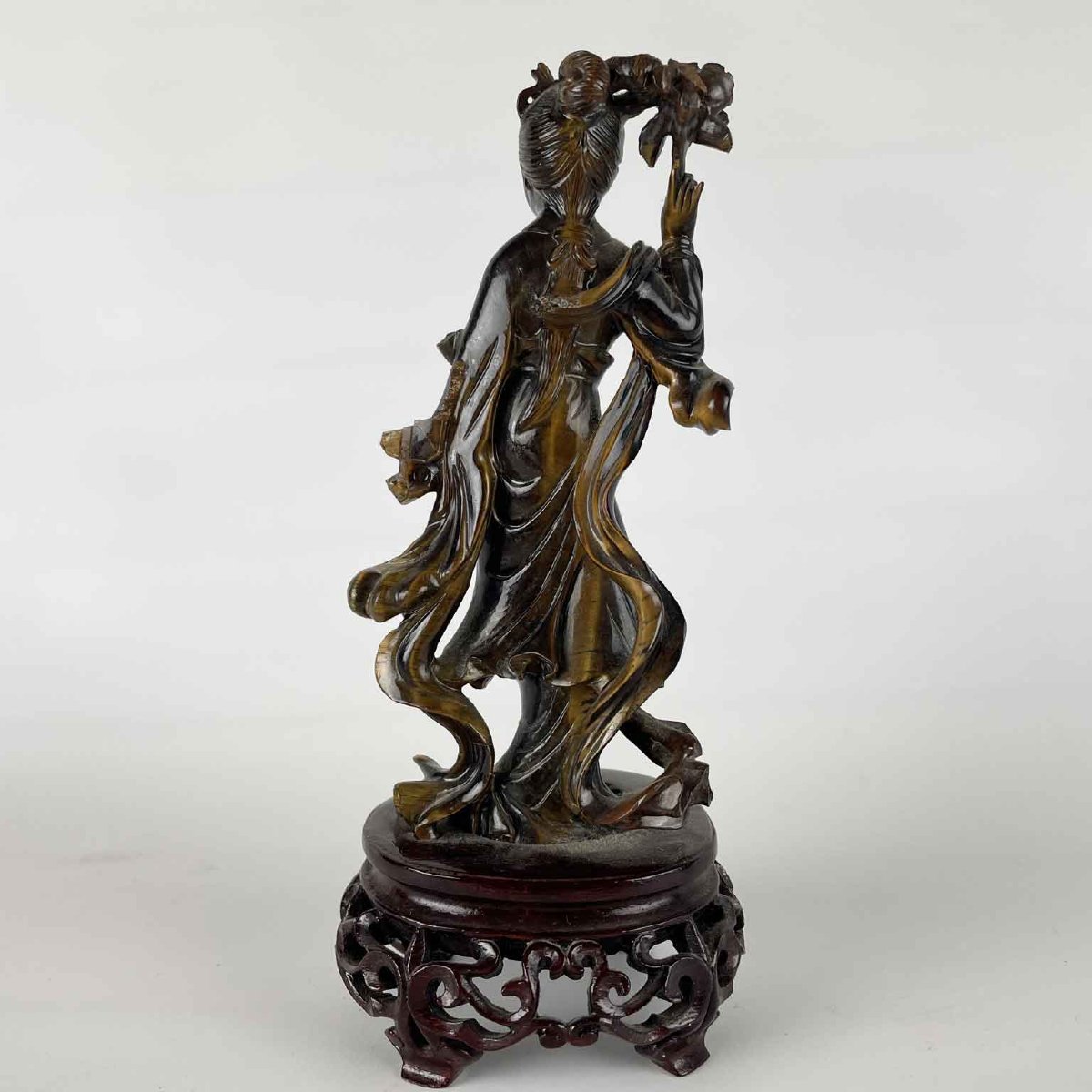 Figure de femme avec fleur sculptée dans de l'œil de tigre Chine, vers 1960-photo-3