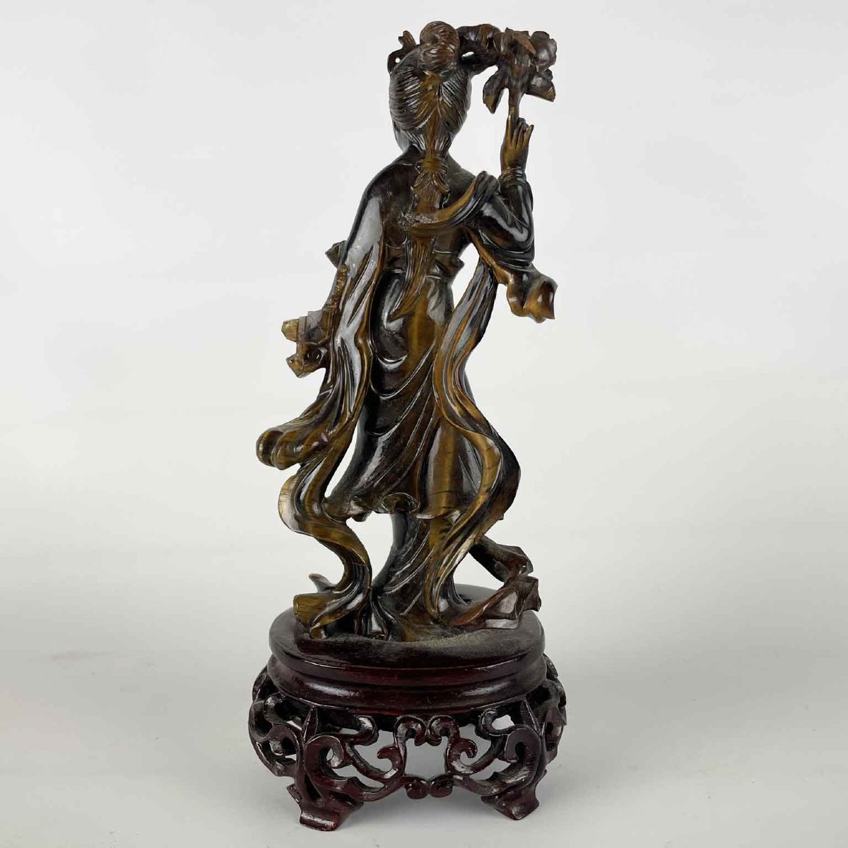 Figure de femme avec fleur sculptée dans de l'œil de tigre Chine, vers 1960-photo-4