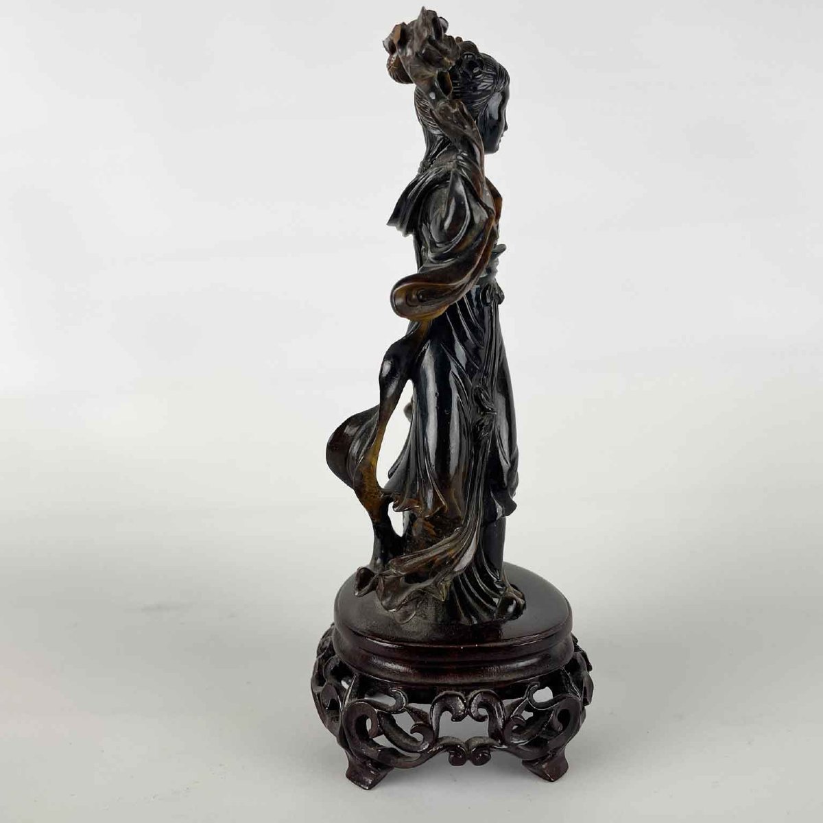 Figure de femme avec fleur sculptée dans de l'œil de tigre Chine, vers 1960-photo-1