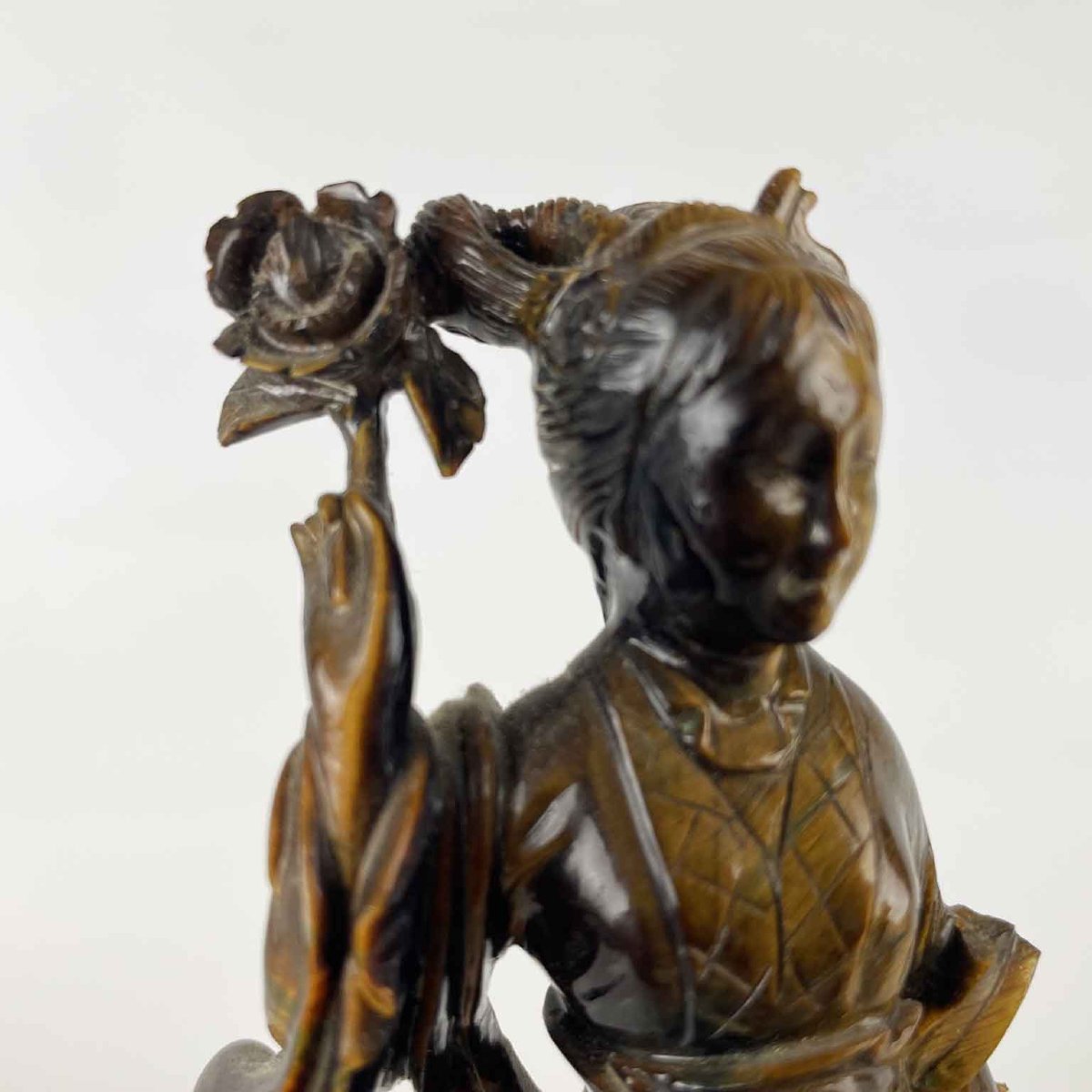 Figure de femme avec fleur sculptée dans de l'œil de tigre Chine, vers 1960-photo-2