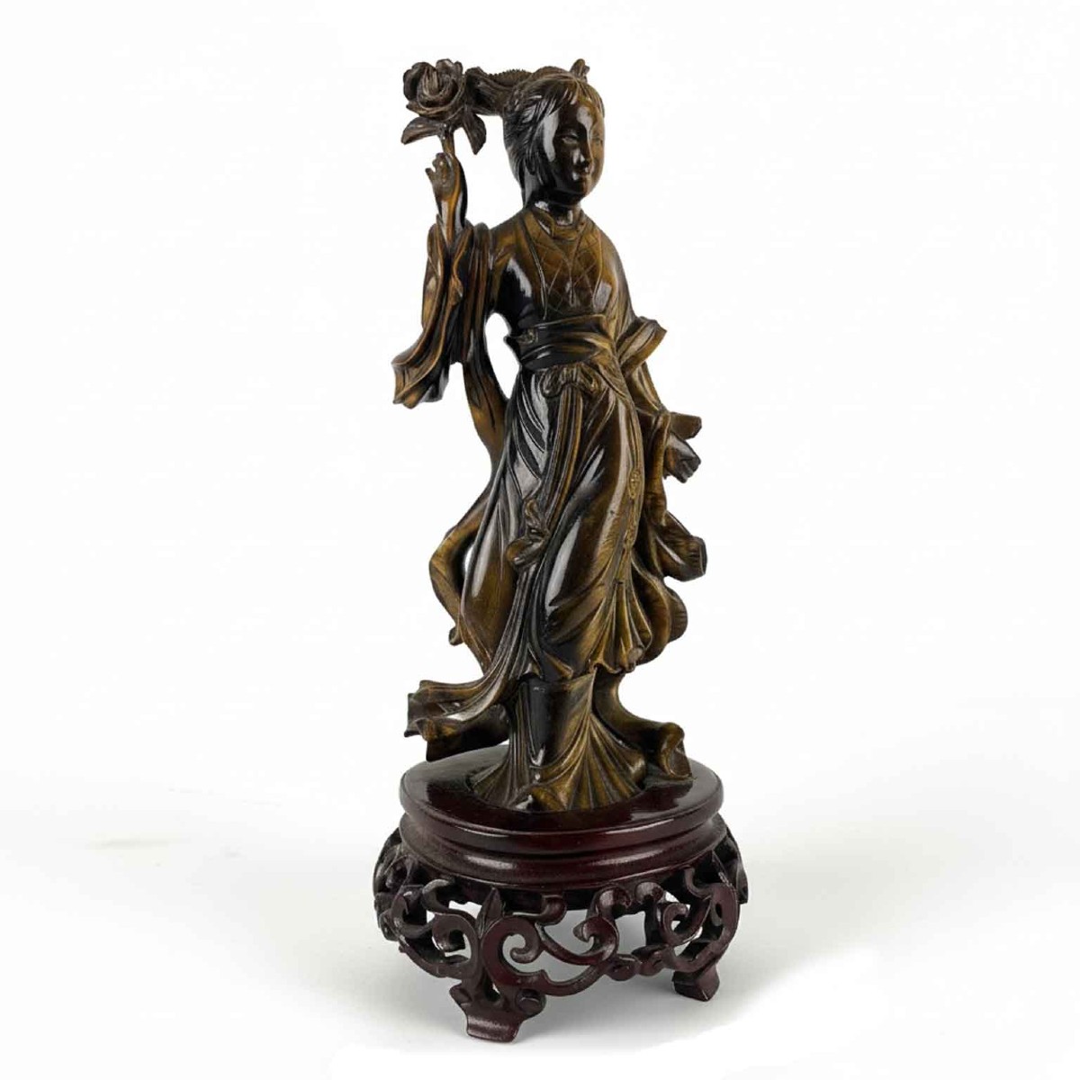 Figure de femme avec fleur sculptée dans de l'œil de tigre Chine, vers 1960