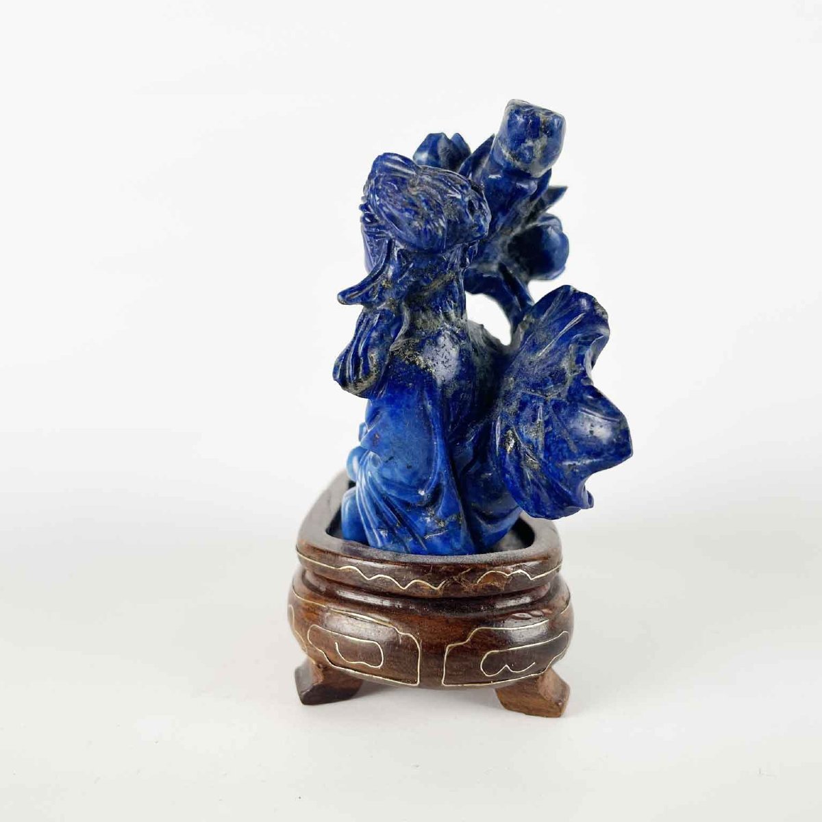 Figurine en lapis-lazuli représentant une femme allongée-photo-2