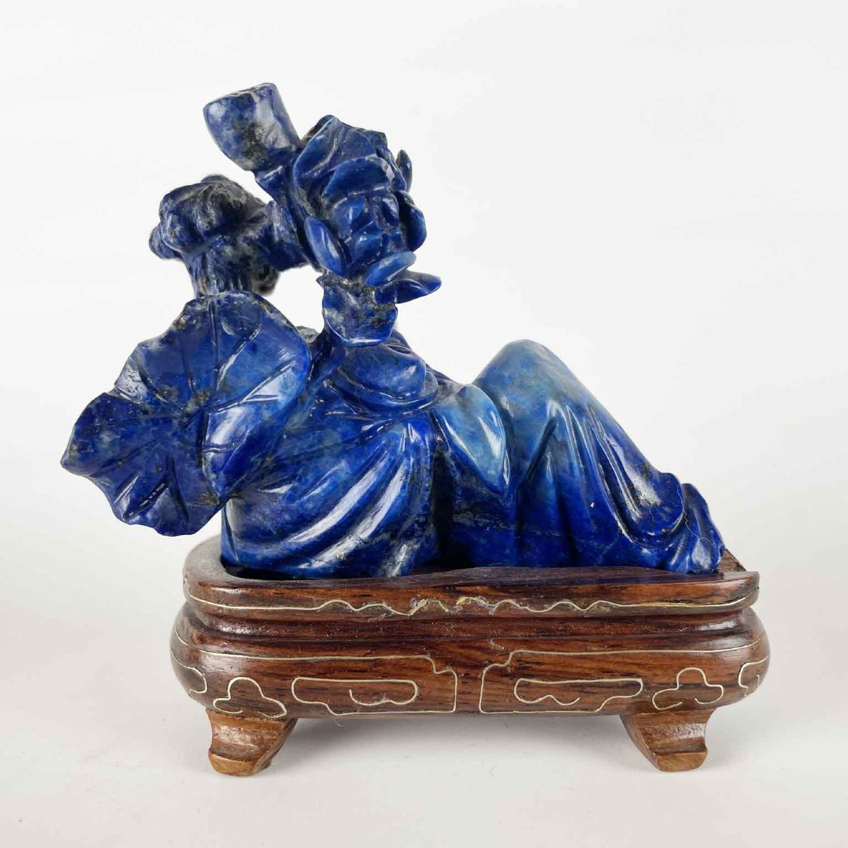 Figurine en lapis-lazuli représentant une femme allongée-photo-3