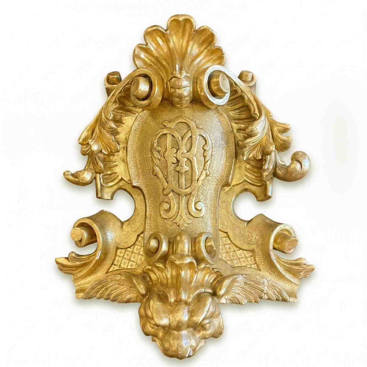 Frise en bois sculpté et doré avec un monogramme comportant la lettre B 19ème-photo-4