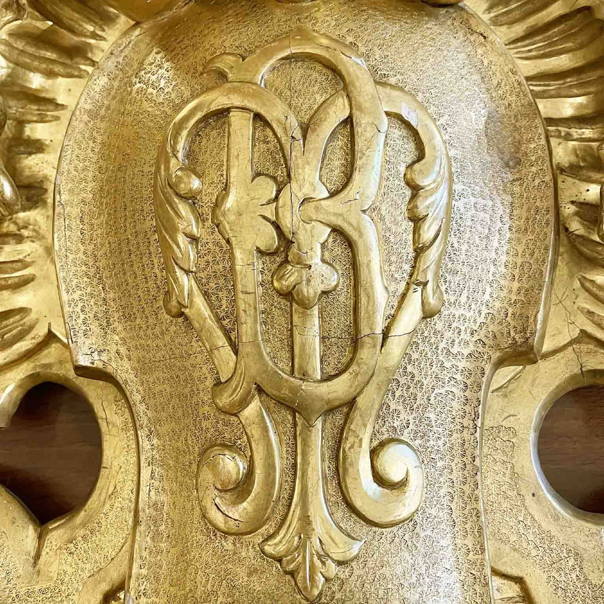 Frise en bois sculpté et doré avec un monogramme comportant la lettre B 19ème-photo-1