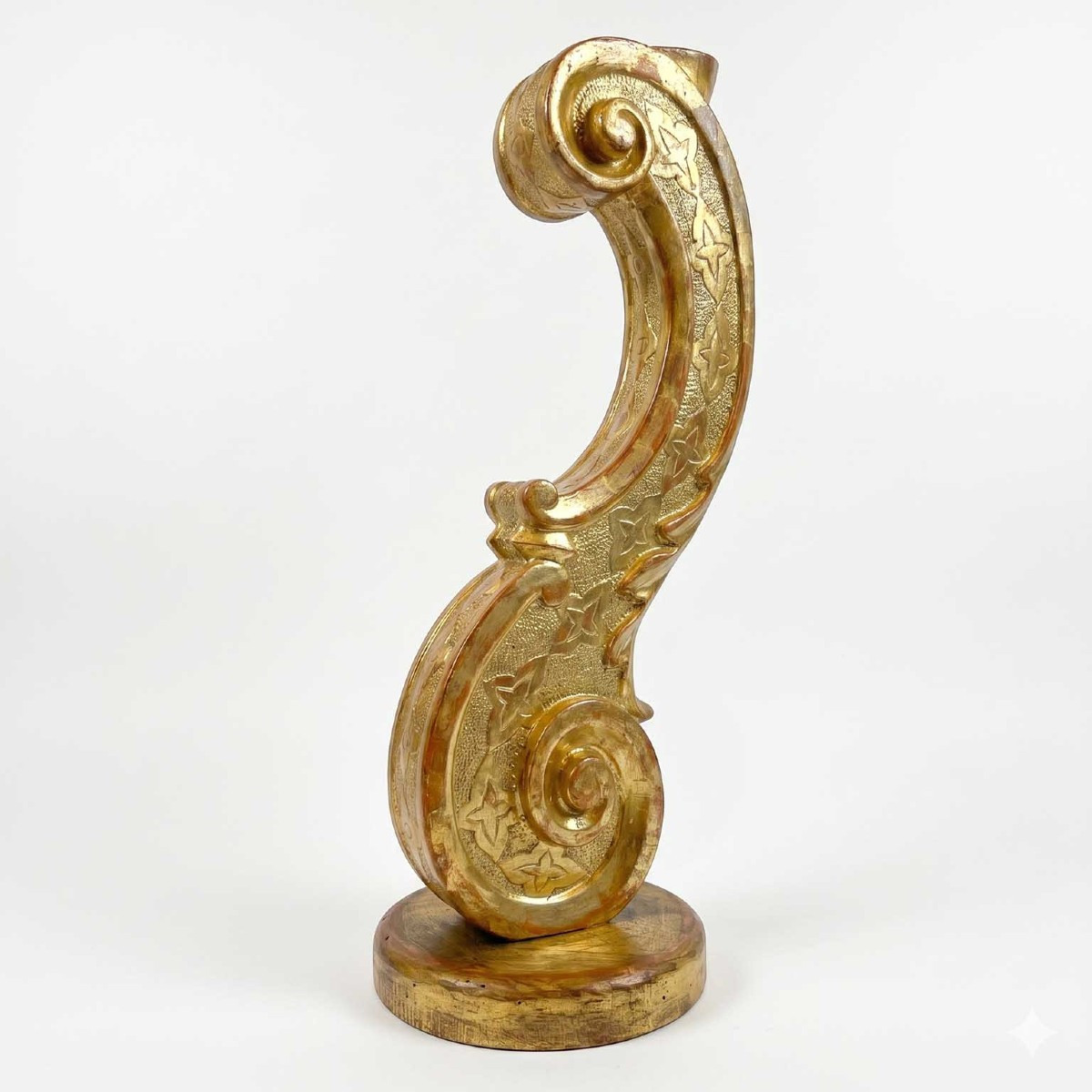 Frise en bois sculpté et doré en forme de volute, début 19ème