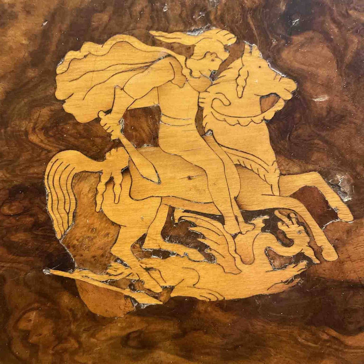 Table basse ronde en ronce de noyer avec incrustation représentant Saint Georges et le dragon-photo-2