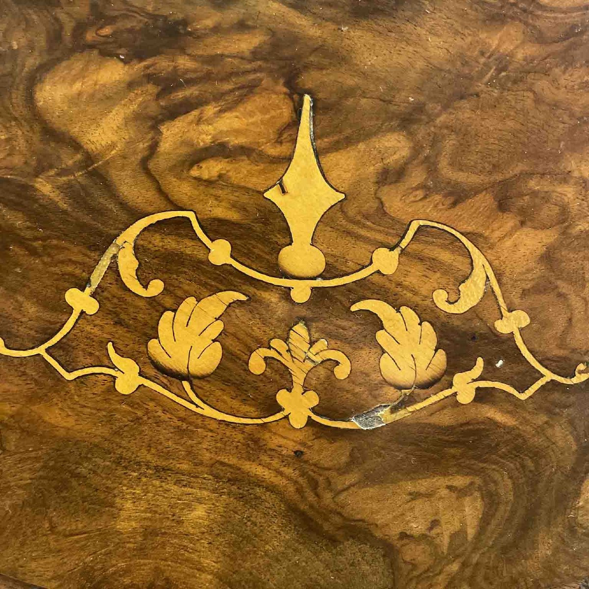 Table basse ronde en ronce de noyer avec incrustation représentant Saint Georges et le dragon-photo-2