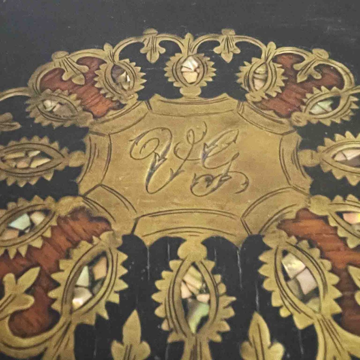 Coffret à liqueurs français datant d'environ 1860, avec bouteilles et verres taillés-photo-4