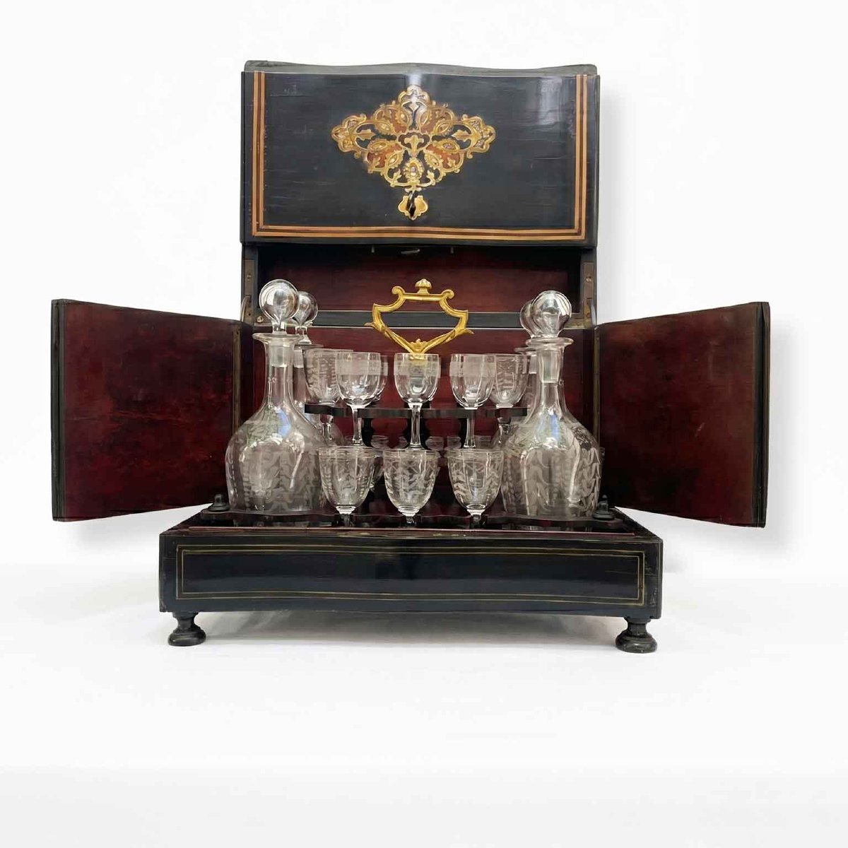 Coffret à liqueurs français datant d'environ 1860, avec bouteilles et verres taillés