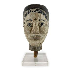 Tête en bois sculpté et laqué