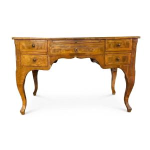 Bureau plaqué en noyer 18ème