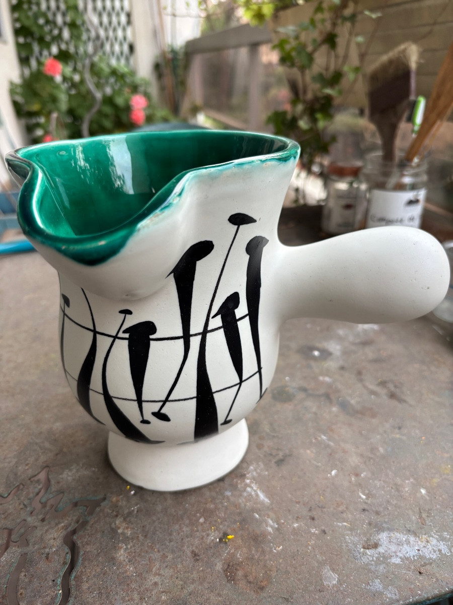 Pichet aux notes de musique par Roger Capron