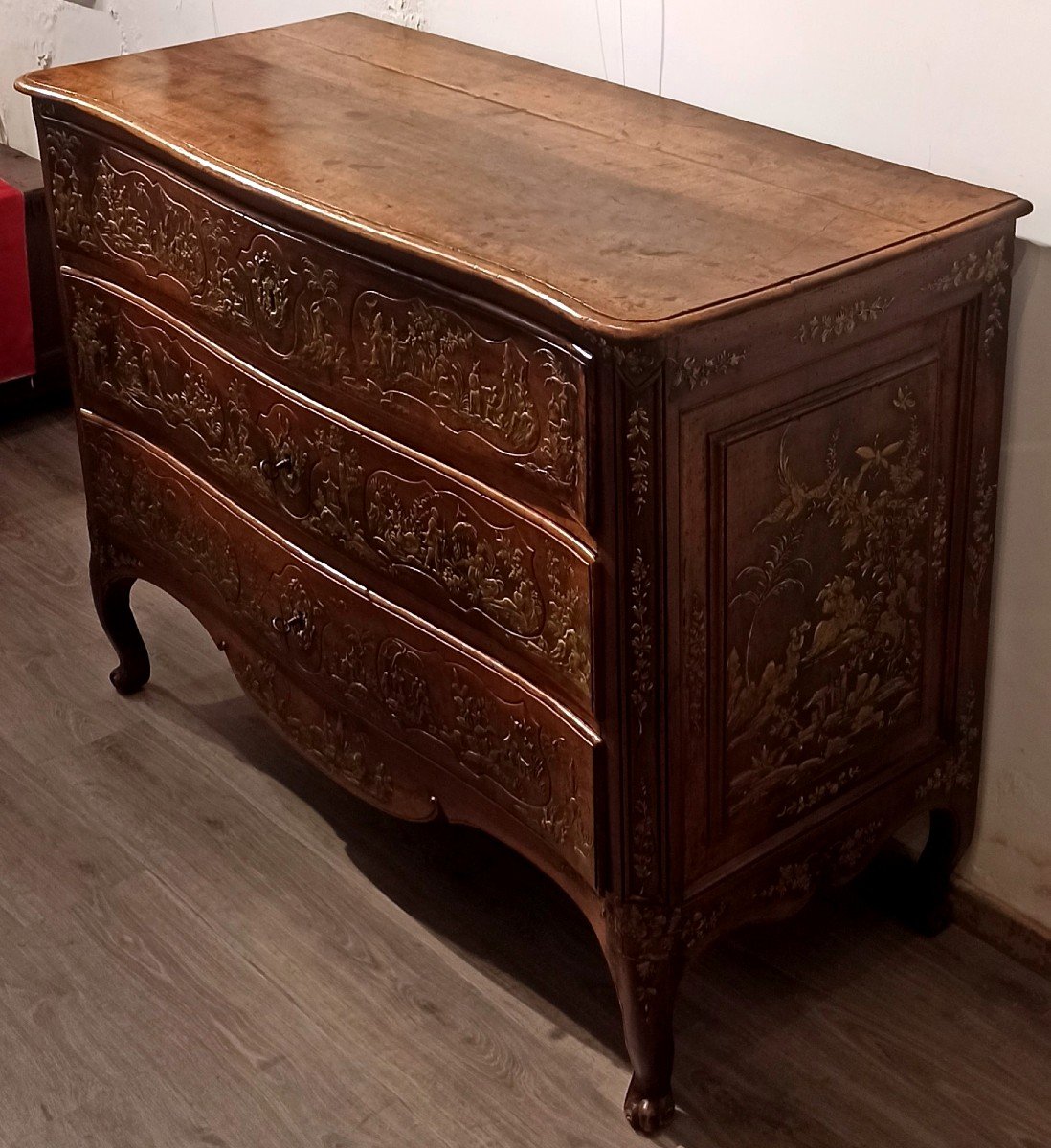 Rare Commode En Noyer Clair à Décor De Pastille De Chinoiserie