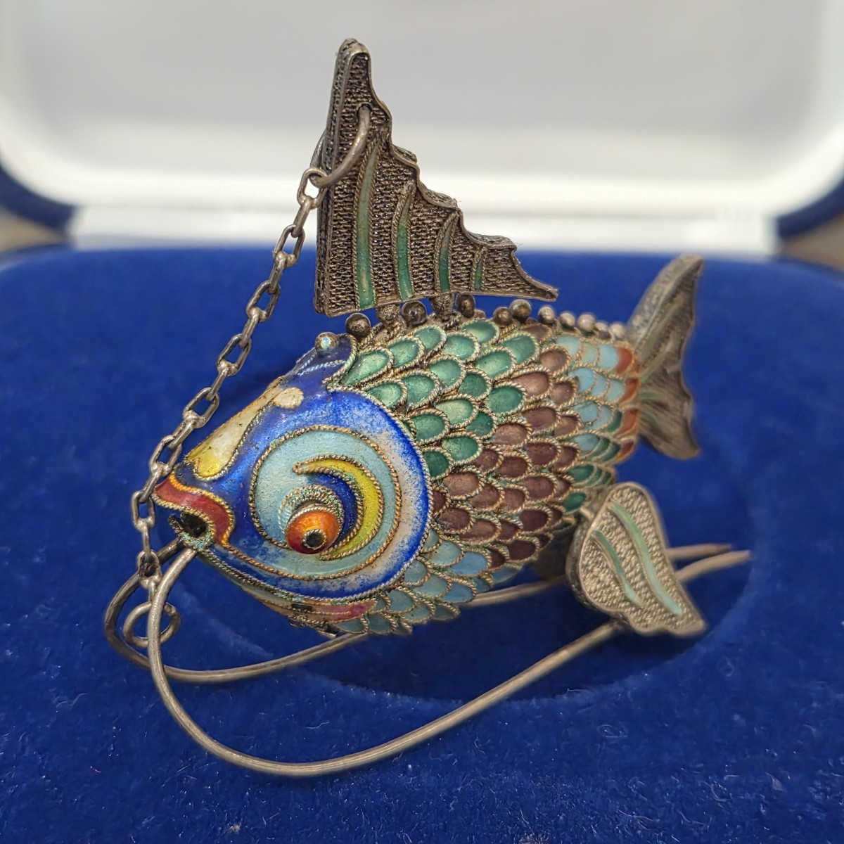 Poisson en argent et émail