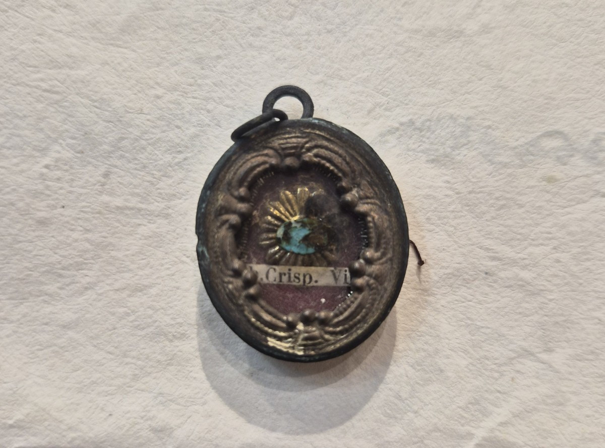 Relique de saint Crispin de Viterbe, authentifiée en 1876, provenant de Carne S. Crispini à Vit-photo-1