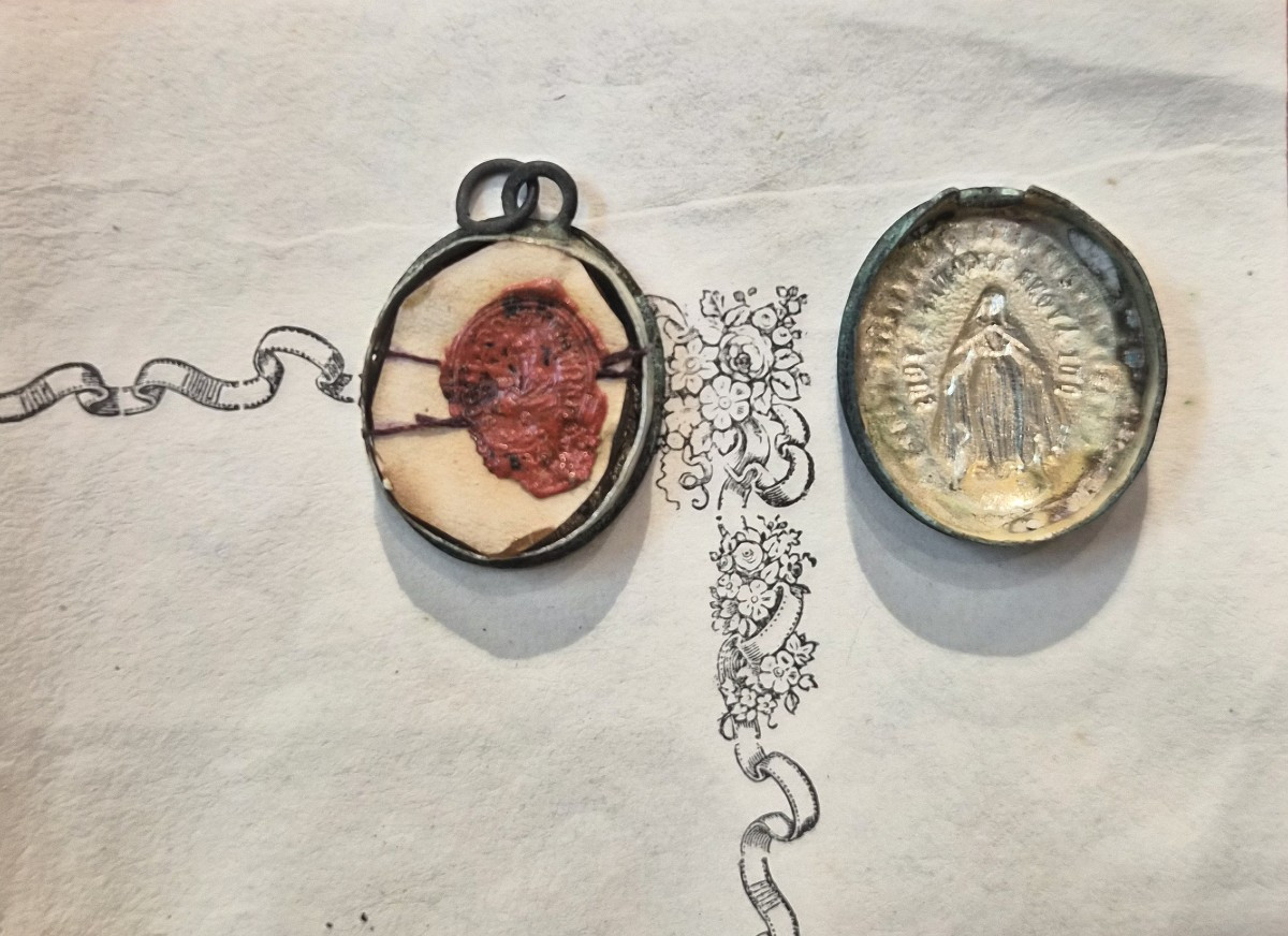 Relique de saint Crispin de Viterbe, authentifiée en 1876, provenant de Carne S. Crispini à Vit-photo-2