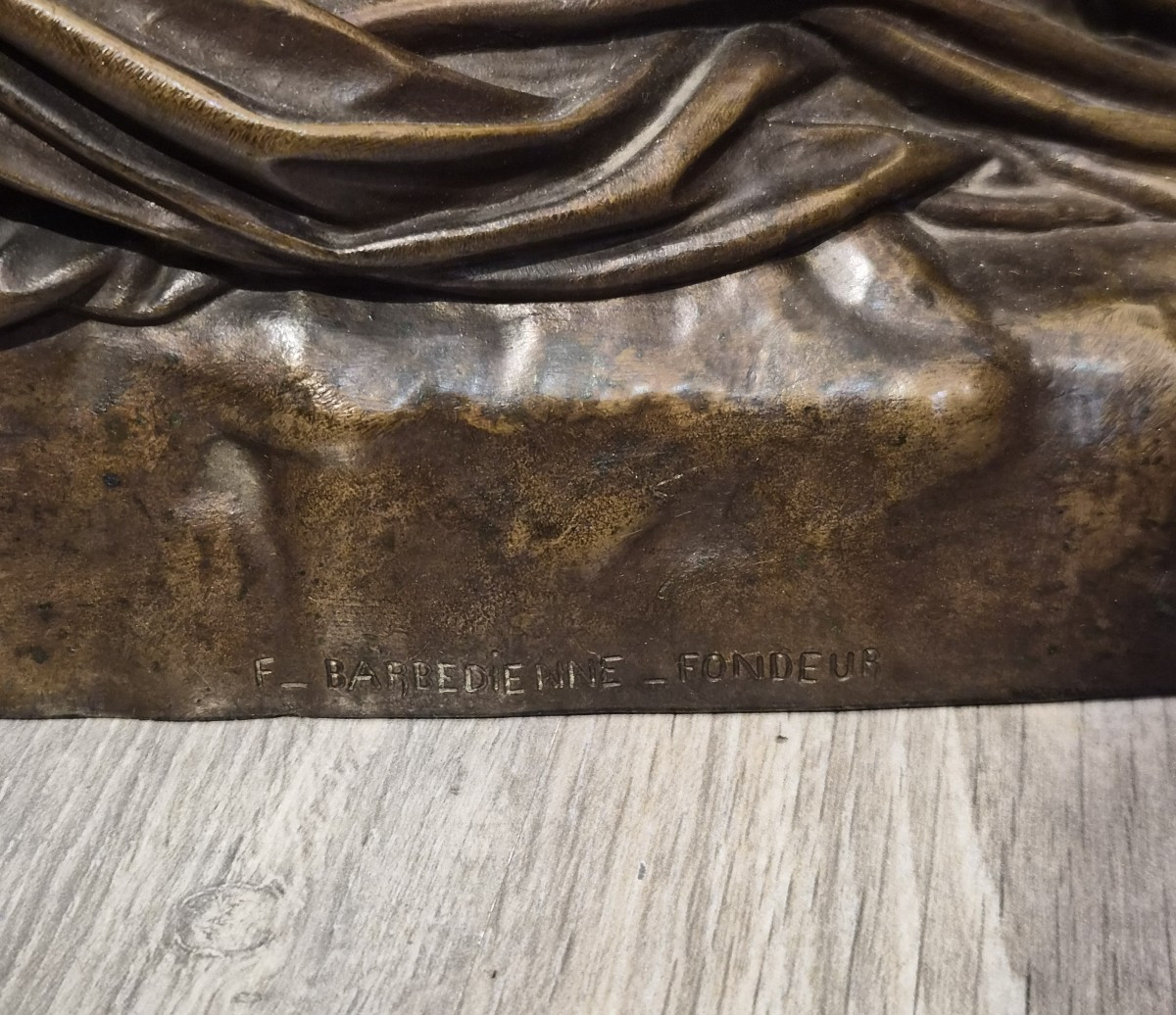 La sculpture en bronze du Soldat de Marathon annonçant la victoire est signée F. Barbedienne-photo-4