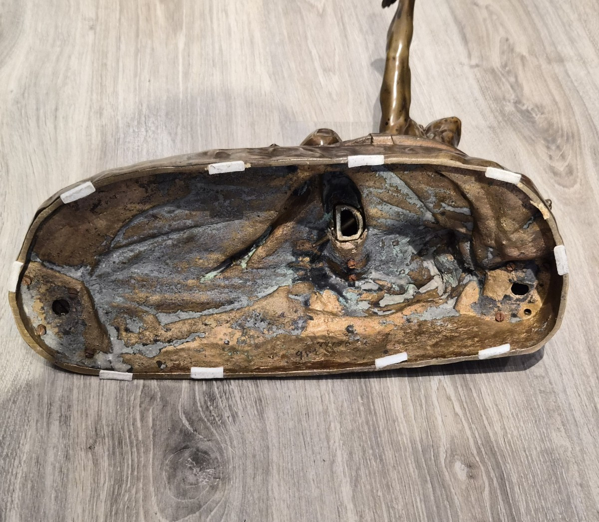 La sculpture en bronze du Soldat de Marathon annonçant la victoire est signée F. Barbedienne-photo-5