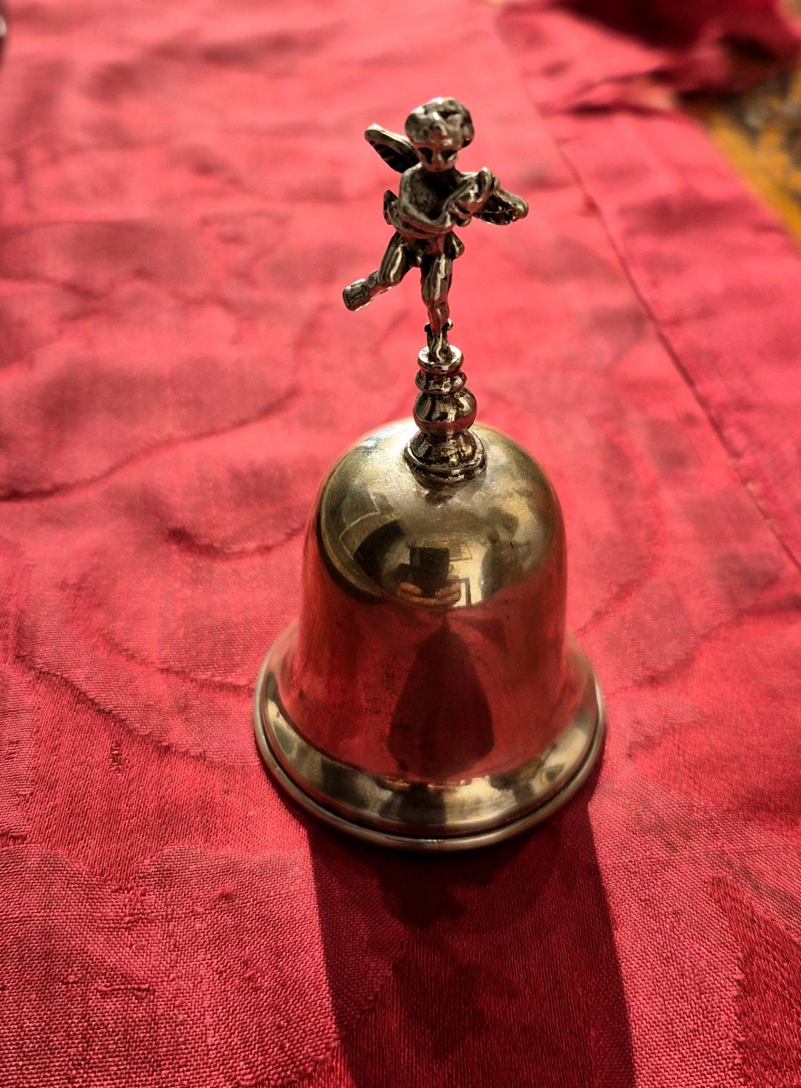 Cloche de table en argent ornée d'un chérubin et d'un triton.-photo-2