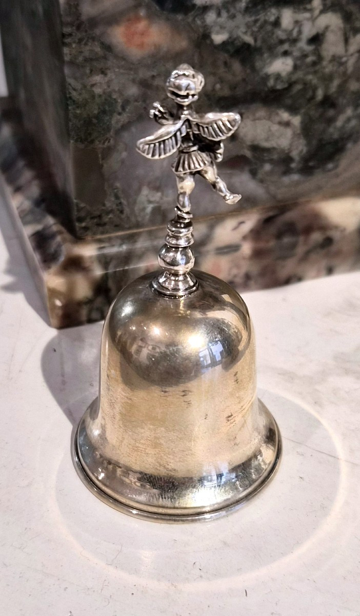 Cloche de table en argent ornée d'un chérubin et d'un triton.-photo-4