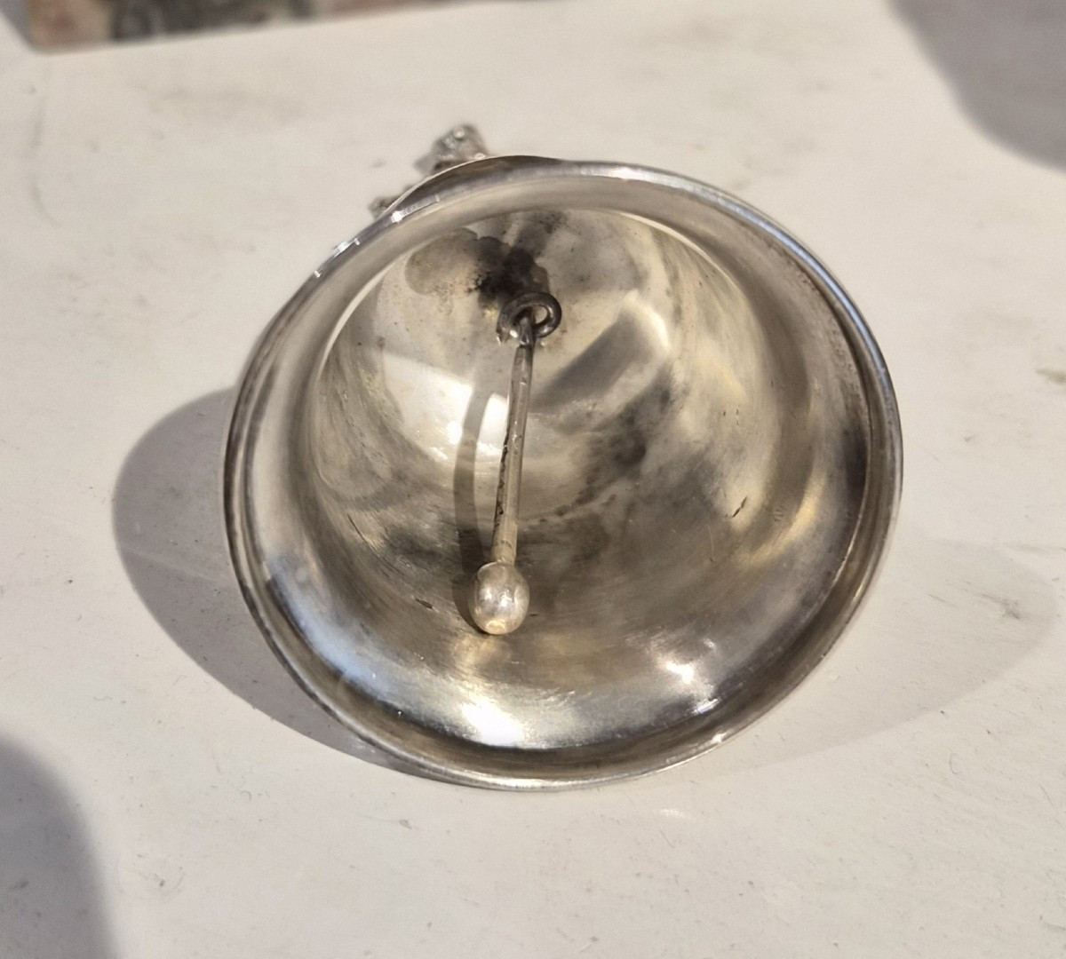 Cloche de table en argent ornée d'un chérubin et d'un triton.-photo-1