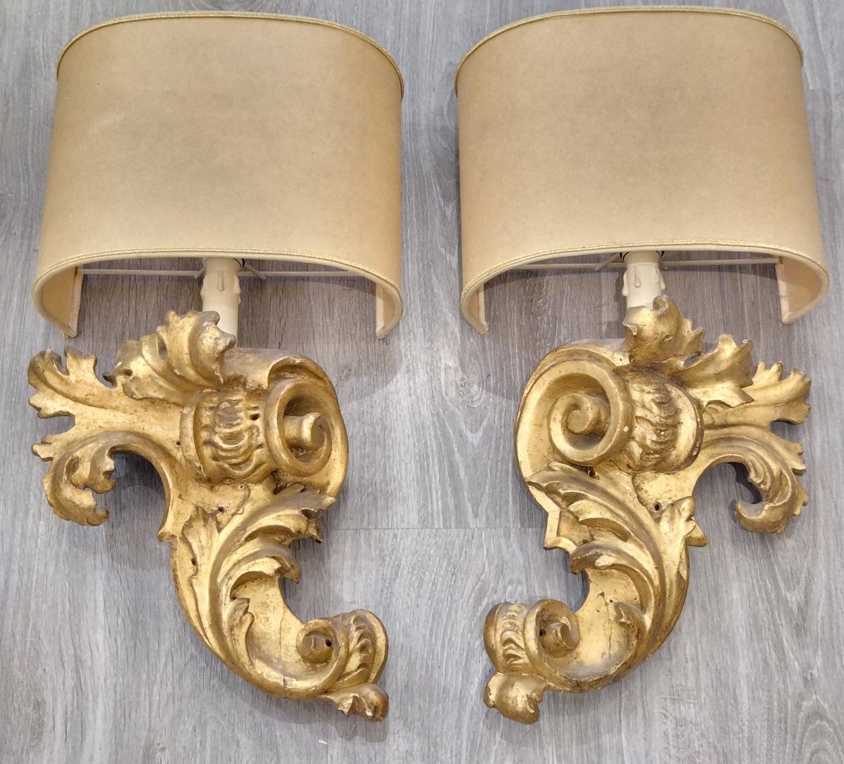 Paire d'appliques en bois sculpté et doré, d'époque rococo