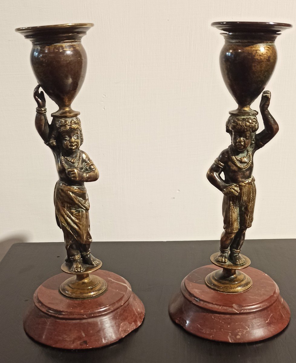 Paire De Bougeoirs En Bronze Doré Et Patiné