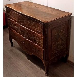 Rare Commode En Noyer Clair à Décor De Pastille De Chinoiserie