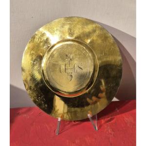 Patène en argent doré ornée du Christogramme (IHS, Jésus Sauveur des Hommes).