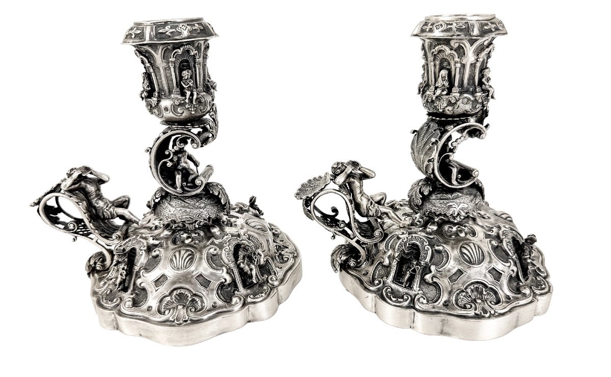 Hanau - Paire Chandeliers Figuratifs De Style Renaissance Avec Pan, Chérubins Et Musiciens