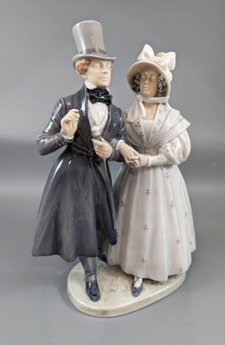 Royal Copenhagen Figurine "an Evening Stroll In Tivoli Gardens" No. 1593-photo-4