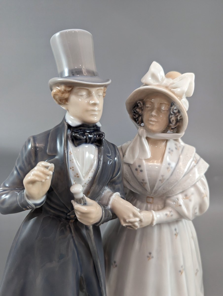 Royal Copenhagen Figurine "an Evening Stroll In Tivoli Gardens" No. 1593-photo-5
