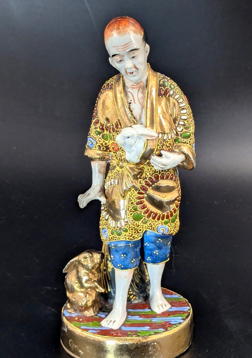 Ancienne Figurine Japonaise En Porcelaine De Satsuma Homme Avec Lapins, Période Meiji 