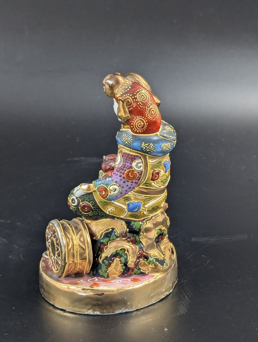 Figurine Ancienne En Porcelaine « Garçon Avec Singes » De Satsuma, Japon, Période Meiji -photo-3