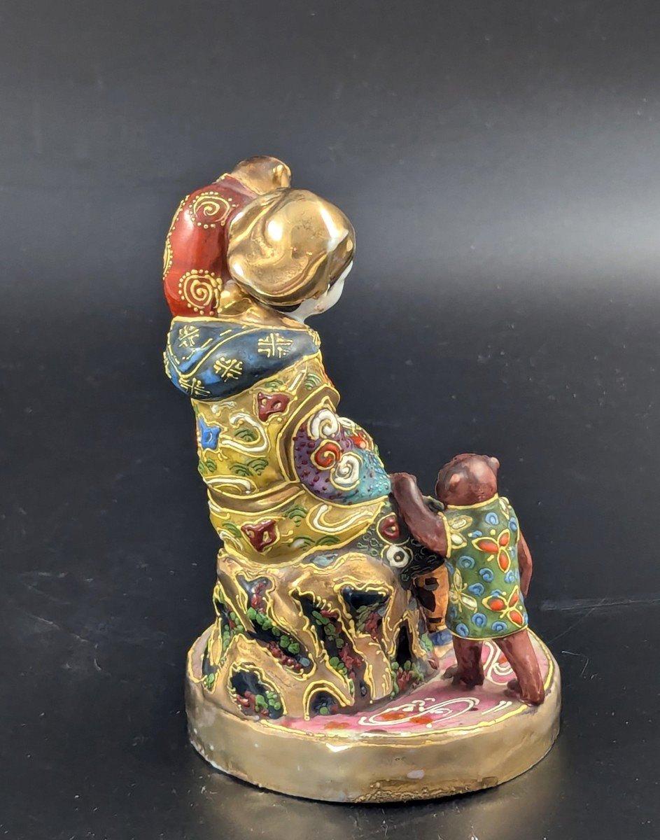Figurine Ancienne En Porcelaine « Garçon Avec Singes » De Satsuma, Japon, Période Meiji -photo-1