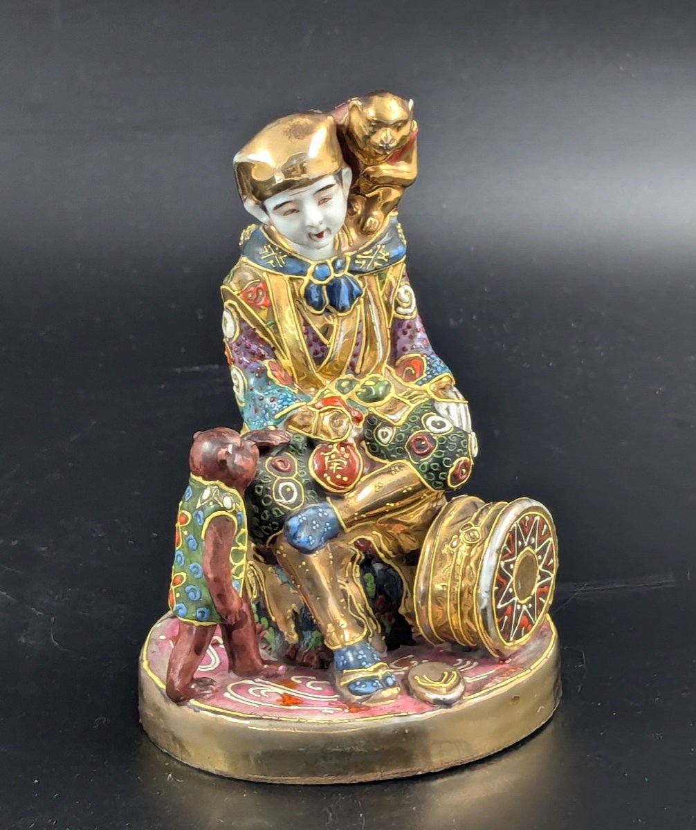 Figurine Ancienne En Porcelaine « Garçon Avec Singes » De Satsuma, Japon, Période Meiji 