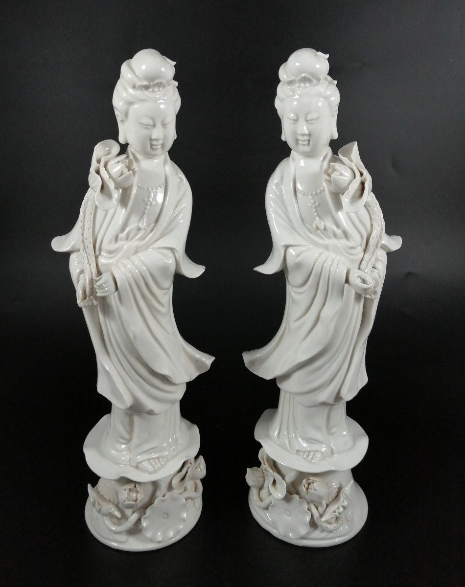 Paire d'Anciennes Figurines En Porcelaine Blanc De Chine Guan Yin De La Dynastie Qing