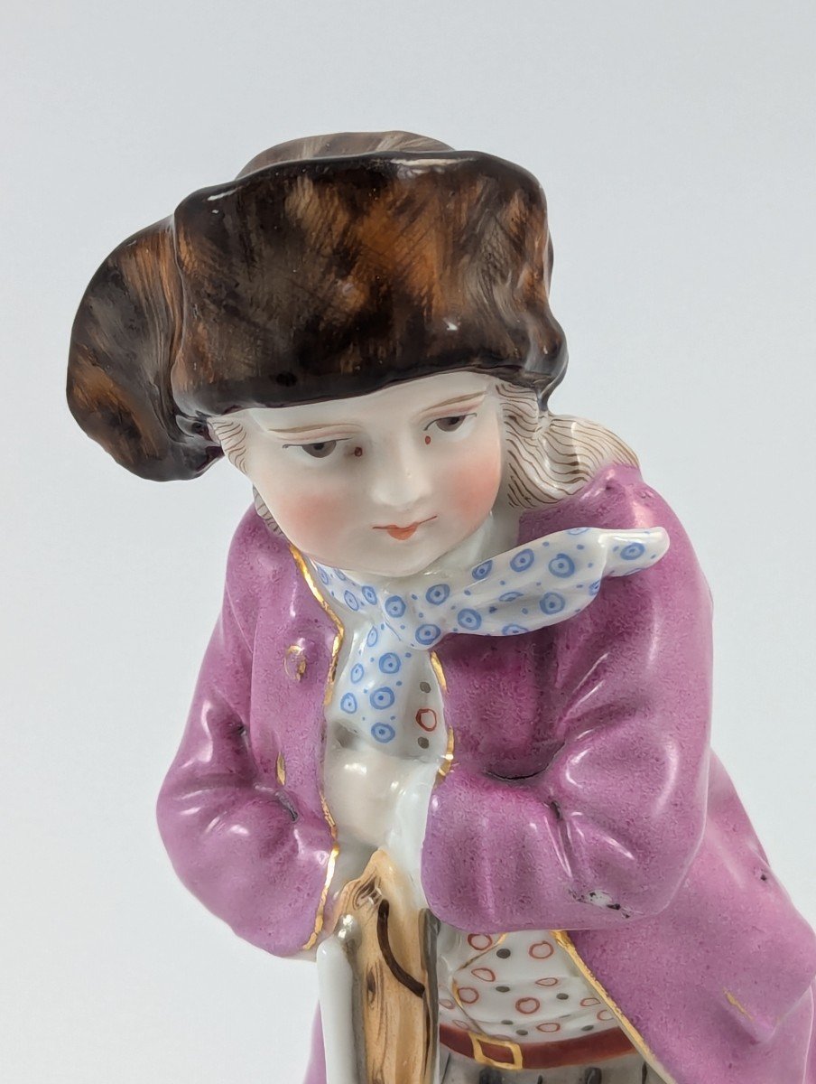 Ancienne Figurine En Porcelaine De Sitzendorf Représentant Un Patineur Avec Son Patin, 1885.-photo-4