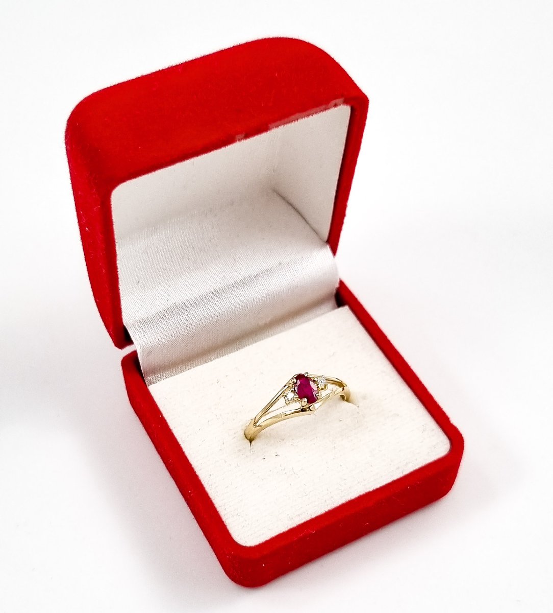 Bague en or jaune 14 ct avec rubis et diamants, épaules ajourées, rubis 0,5 ct, 54 mm-photo-2