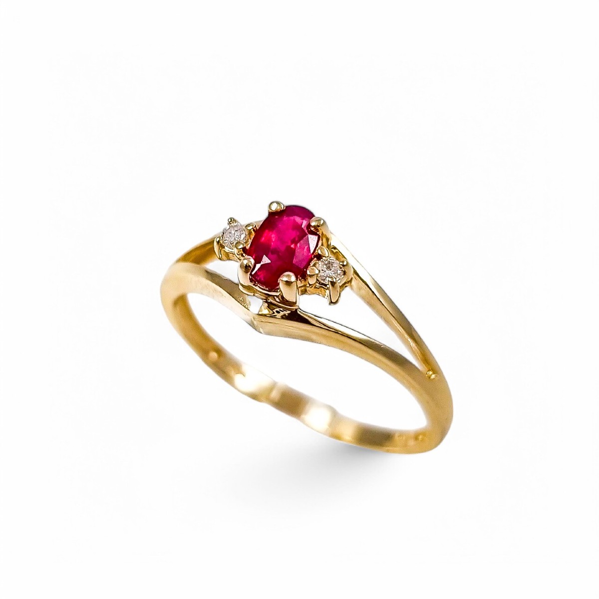 Bague en or jaune 14 ct avec rubis et diamants, épaules ajourées, rubis 0,5 ct, 54 mm