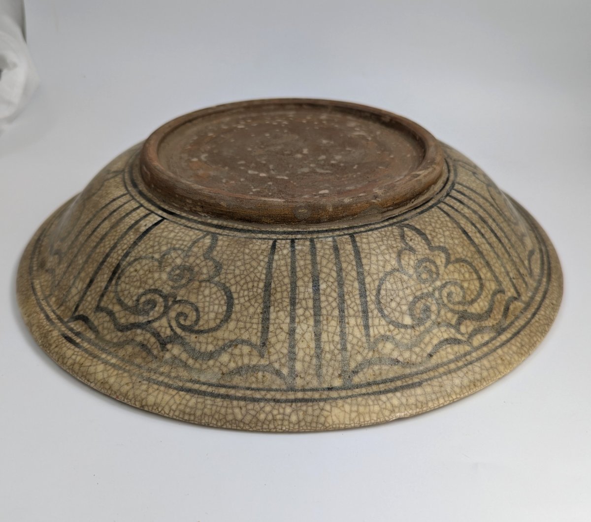 Plat en grès Sukhothaï décor poisson, fours de Si Satchanalai, XIVe–XVe siècle, qualité musée-photo-2